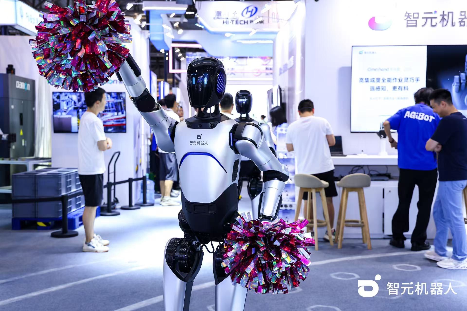 ballbet贝博机器人 WAIC 首日展台火爆，机器人家族集体打工忙不停